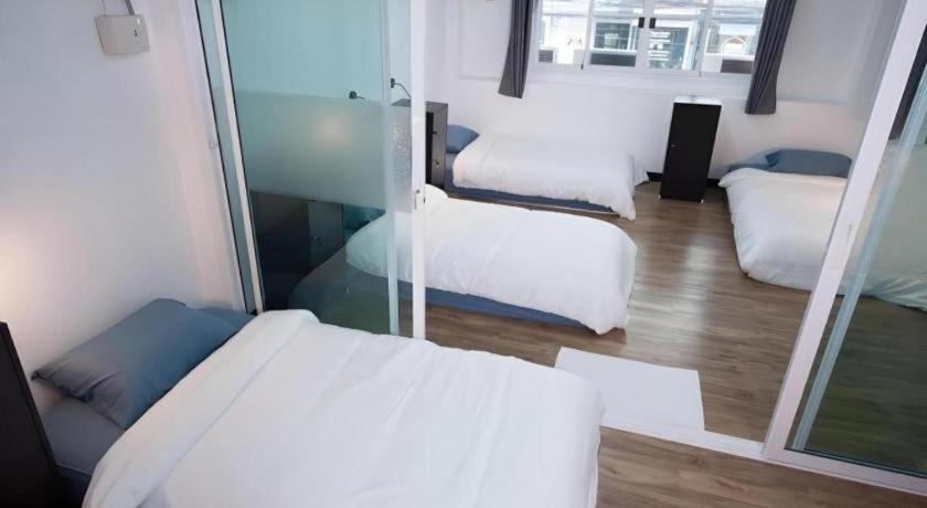 Hoppers Place Donmuang Hostel