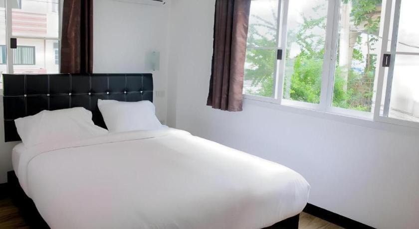 Hoppers Place Donmuang Hostel